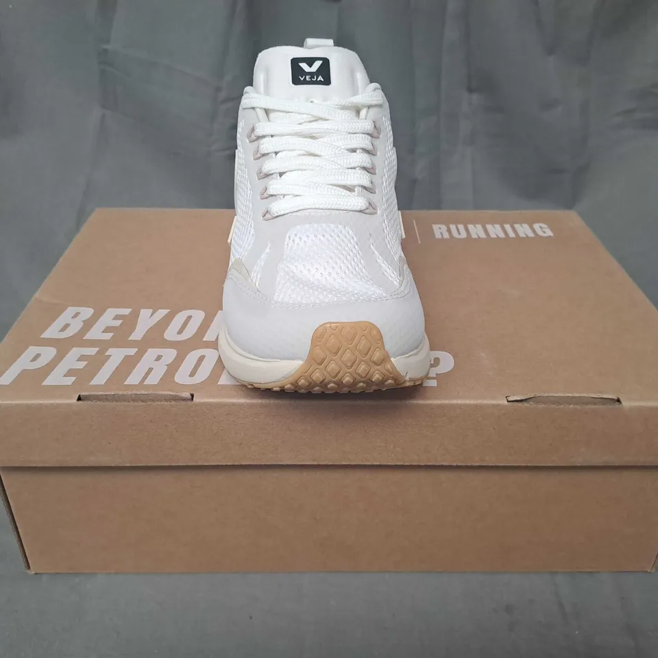 BOXED PAIR OF VEJA CONDOR 2 ALVEOMESH SHOES IN WHITE UK SIZE 5