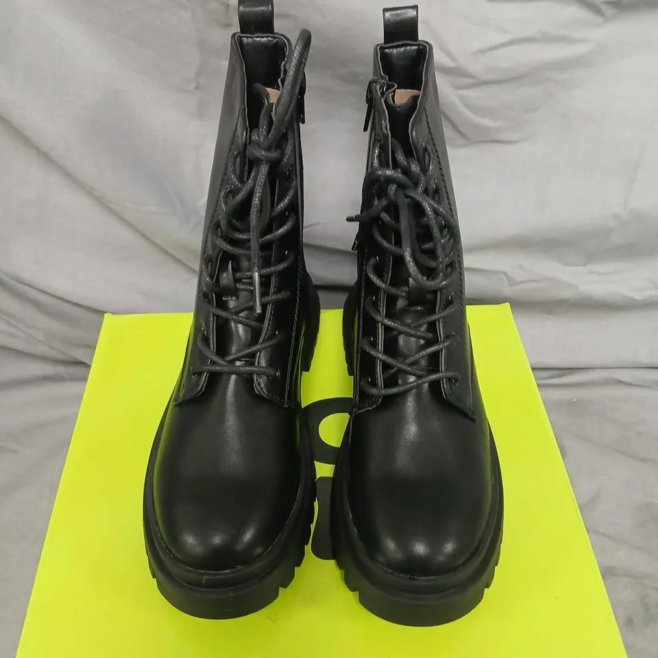 BRAND NEW BOXED KOI KIDZ MAGIC DREAMERS KIDZ LACE UP BOOTS – UK2 (BLACK PU)