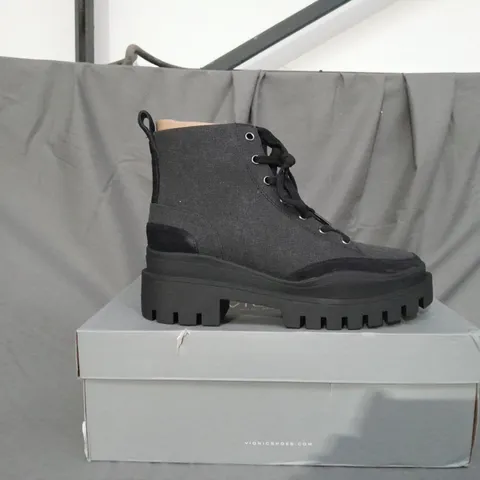BOXED PAIR OF VIONIC ASPEN MILLIE LACE UP HIKER BOOTS IN BLACK SIZE 6