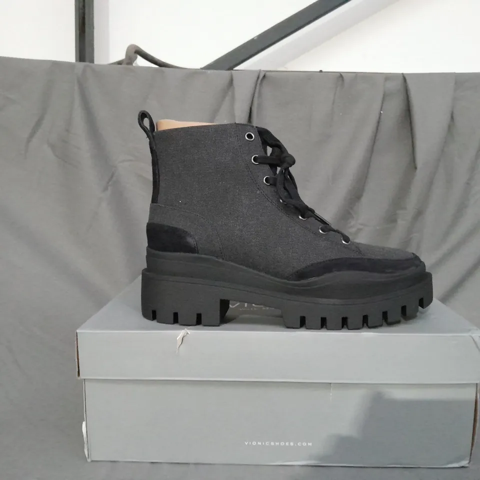 BOXED PAIR OF VIONIC ASPEN MILLIE LACE UP HIKER BOOTS IN BLACK SIZE 6