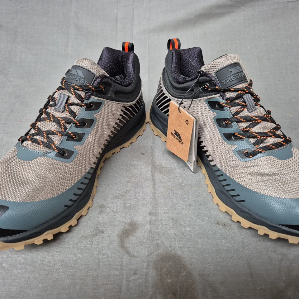 BOXED PAIR OF TRESPASS MEN'S TRAIL SHOES IN BLACK/DUSTY OLIVE UK SIZE 11