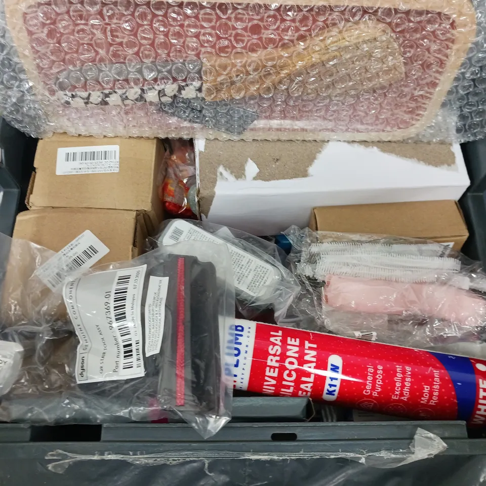APPROXIMATELY 15 ASSORTED HOUSEHOLD ITEMS TO INCLUDE MANGO WOOD TONGS, WORKPRO CUT-OFF WHEEL, GLASS CLOTH, ETC
