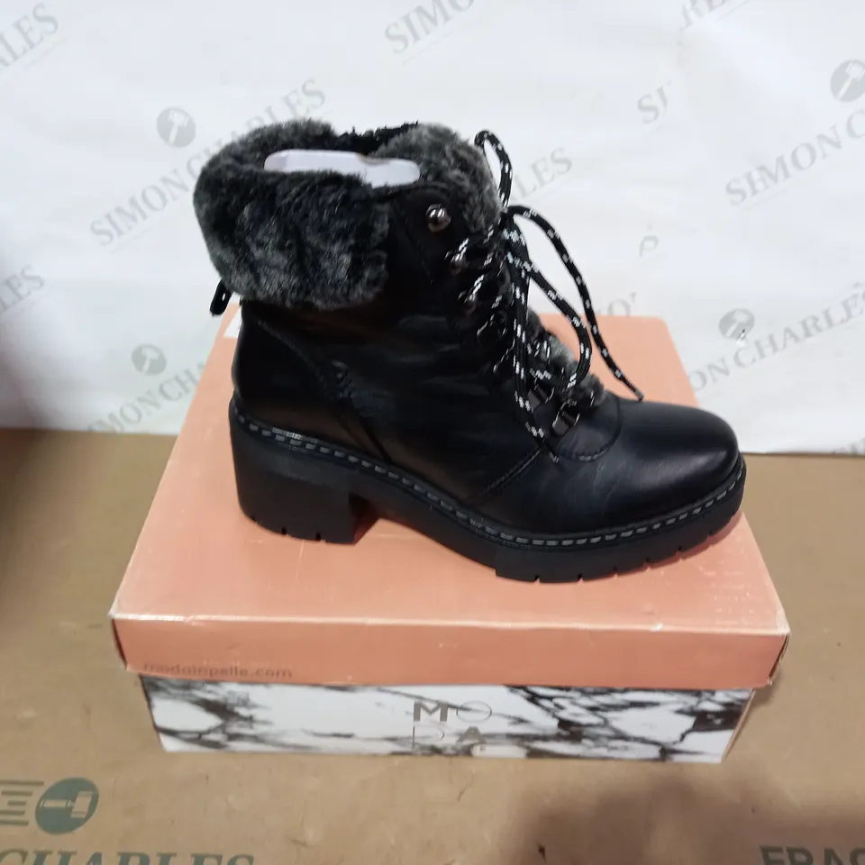 BOXED PAIR OF MODA IN PELLE BLACK BOOTS- SIZE 37