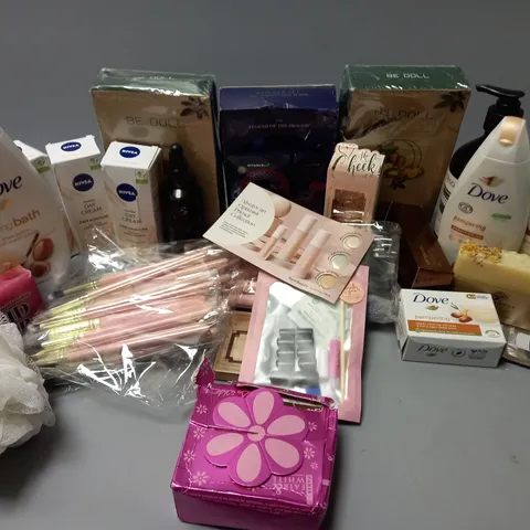 APPROXIMATELY 20 ASSORTED COSMETICS ITEMS TO INCLUDE BE DOLL ANTI-HAIR LOSS SHAMPOO (500ml), RITUALS THE LEGEND OF THE DRAGON WASH SET, P.LOUISE BRUSHES, ETC