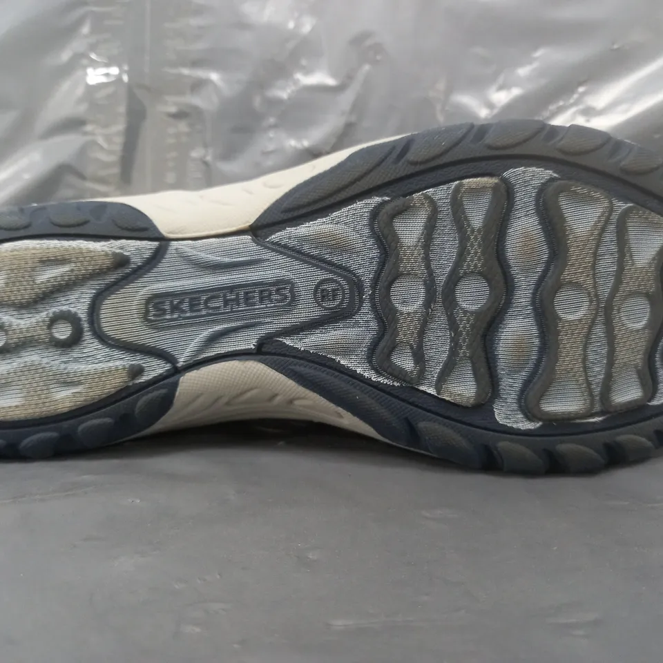 BOXED PAIR OF SKECHERS REGGAE SHOES IN NAVY SIZE 6