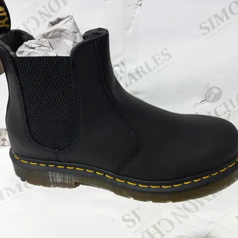 BOXED PAIR OF DR MARTENS BOOTS IN BLACK UK SIZE 9