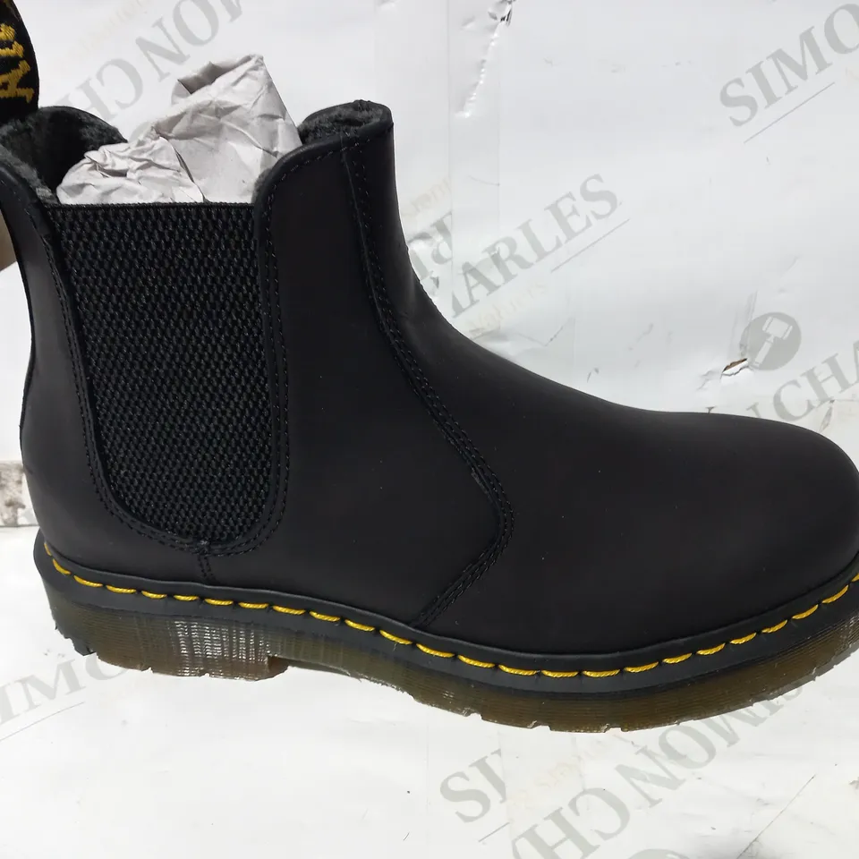 BOXED PAIR OF DR MARTENS BOOTS IN BLACK UK SIZE 9