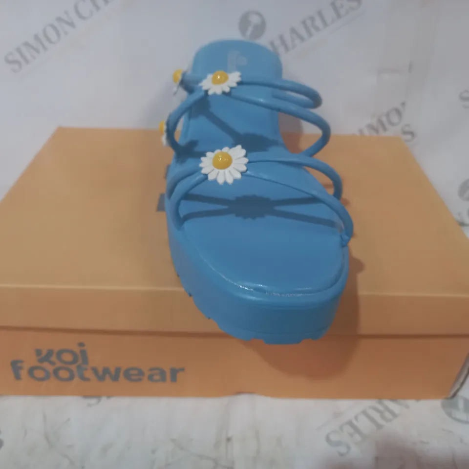 BRAND NEW BOXED PAIR OF KOI VEGAN LEATHER BLOOMING DAISY OASIS STRAPPY SLIDERS IN BLUE UK SIZE 10
