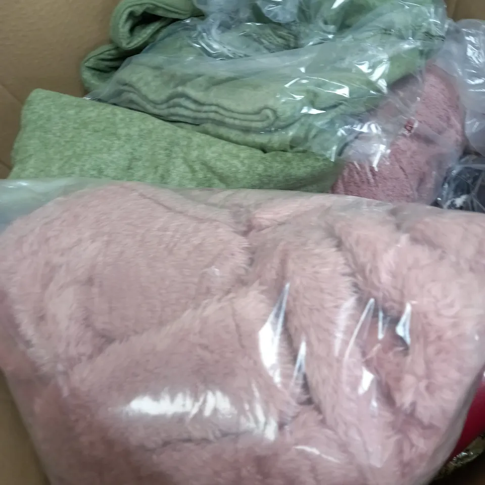 BOX OF APPROXIMATELY 15 ASSORTED CLOTHING ITEMS TO INCLUDE JUMPER, PJ SET, TOPS ETC