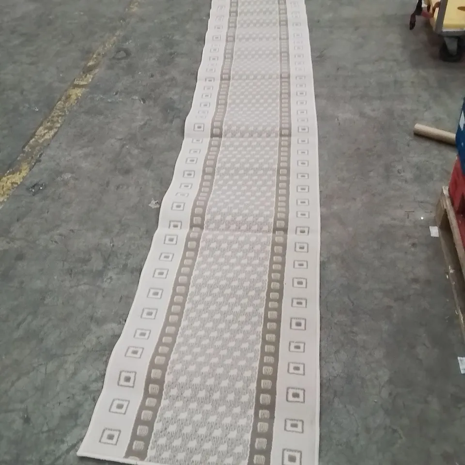 QUALITY DESIGNER AREA RUG - APPROXIMATELY 310X60CM