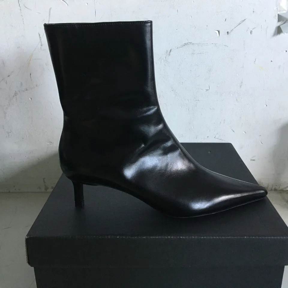BOXED PAIR OF SIZE 38 MASSIMO DUTTI BLACK HIGH HEELS