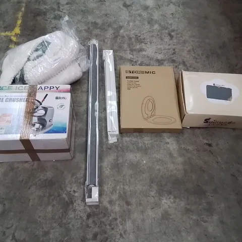 PALLET OF ASSORTED ITEMS TO INCLUDE: ICE CRUSHER, BABY PLAY GYM, BLINDS, BLANKET ECT