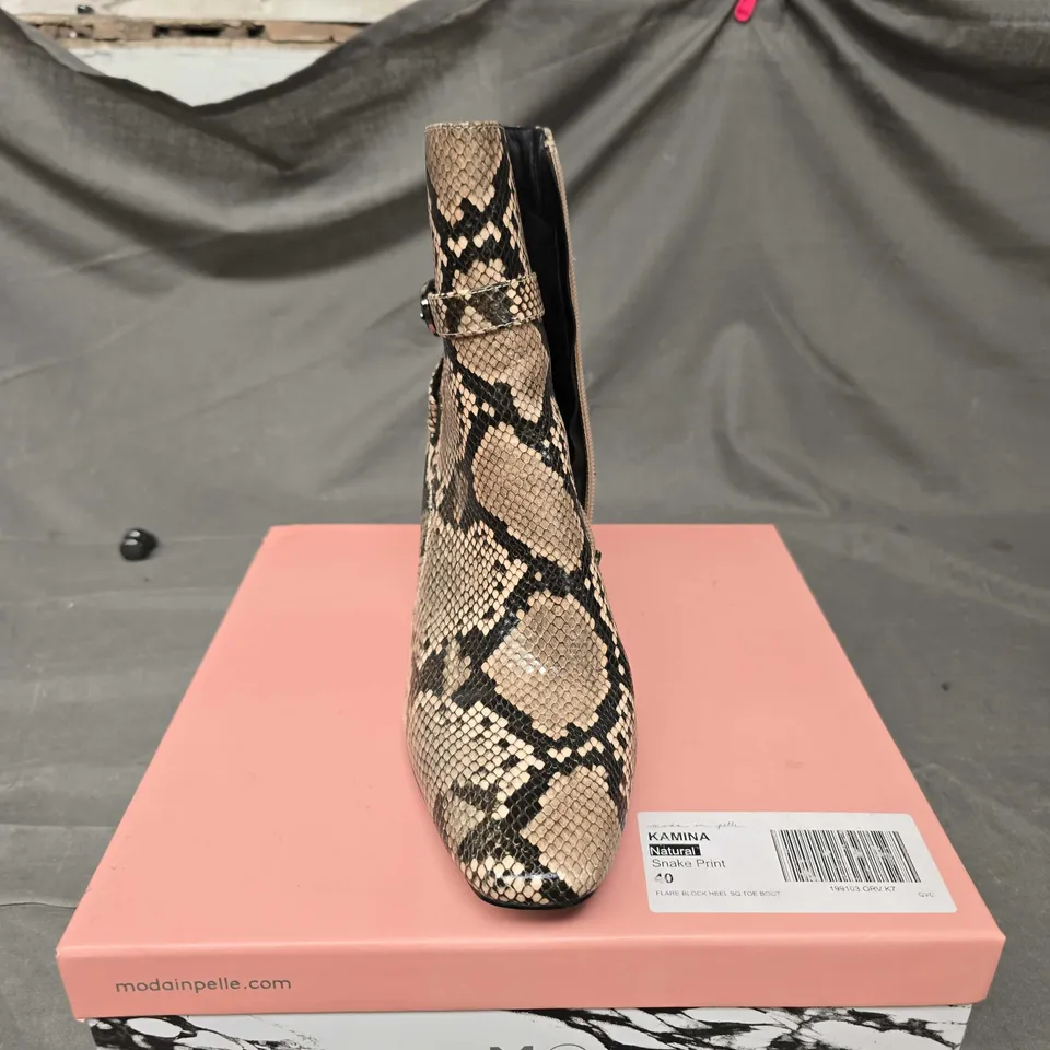 BOXED PAIR OF MODA IN PELLE SNAKESKIN EFFECT BOOTS - 7