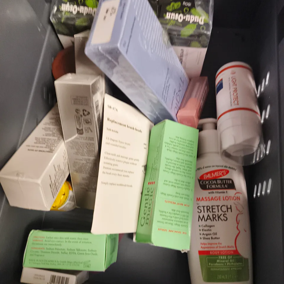 APPROXIMATEY 20 ASSORTED HEALTH AND BEAUTY PRODUCTS TO INCLUDE - SIMPLE MICELLAR GEL WASH - MAKE WAVES ANTIPERSPIRANT REFILLS - HEAD & SHOULDERS SHAMPOO - ETC