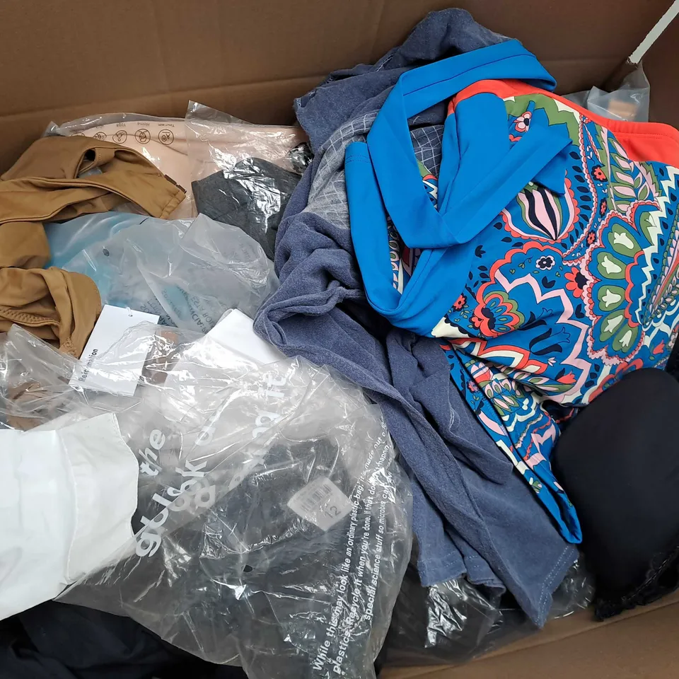 APPROXIMATELY 30 ASSORTED CLOTHING ITEMS IN VARIOUS SIZES TO INCLUDE - T-SHIRT , TROUSERS , JACKET ETC