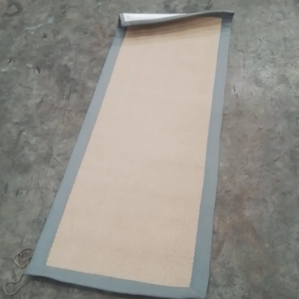 QUALITY DESIGNER AREA RUG - APPROXIMATELY 150X60CM