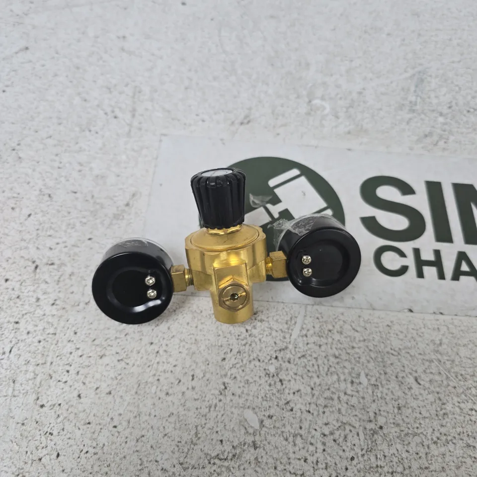 BRASS GAS REGULATOR WITH DUAL PRESSURE GAUGES