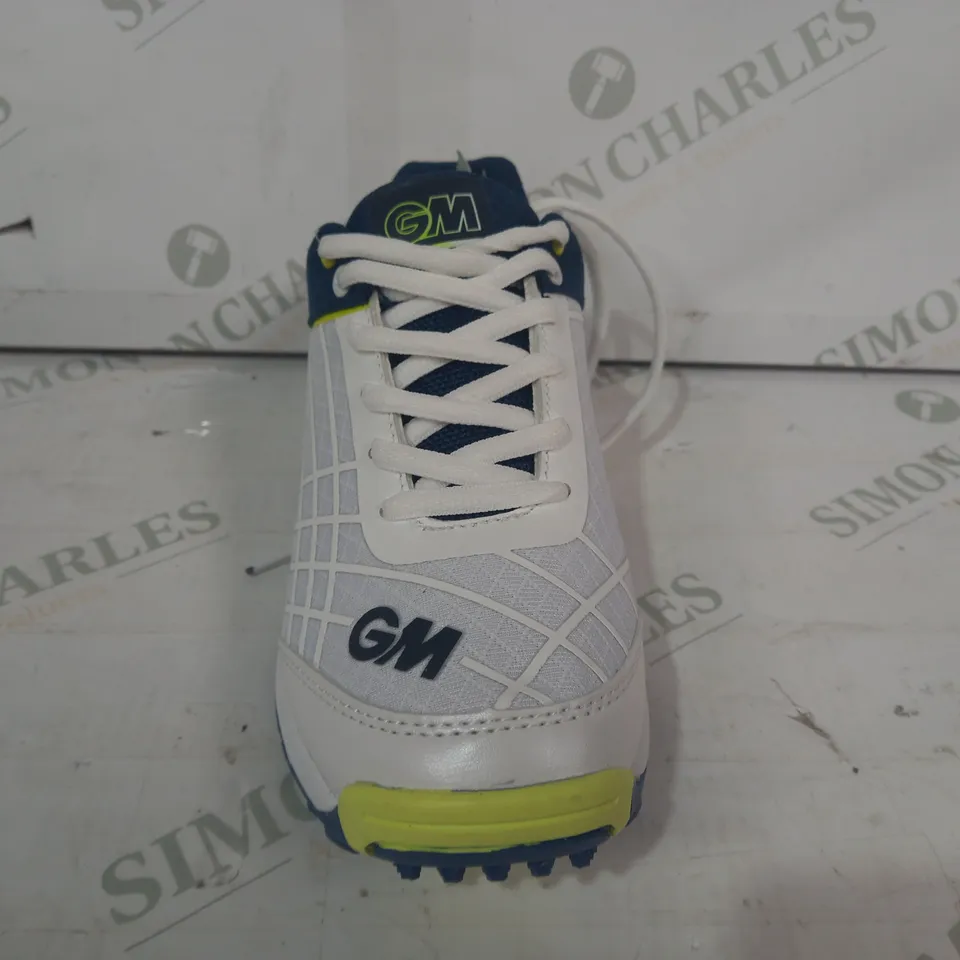BOXED PAIR OF GM CRICKET FOOTWEAR SHOES IN WHITE/BLUE UK SIZE 4