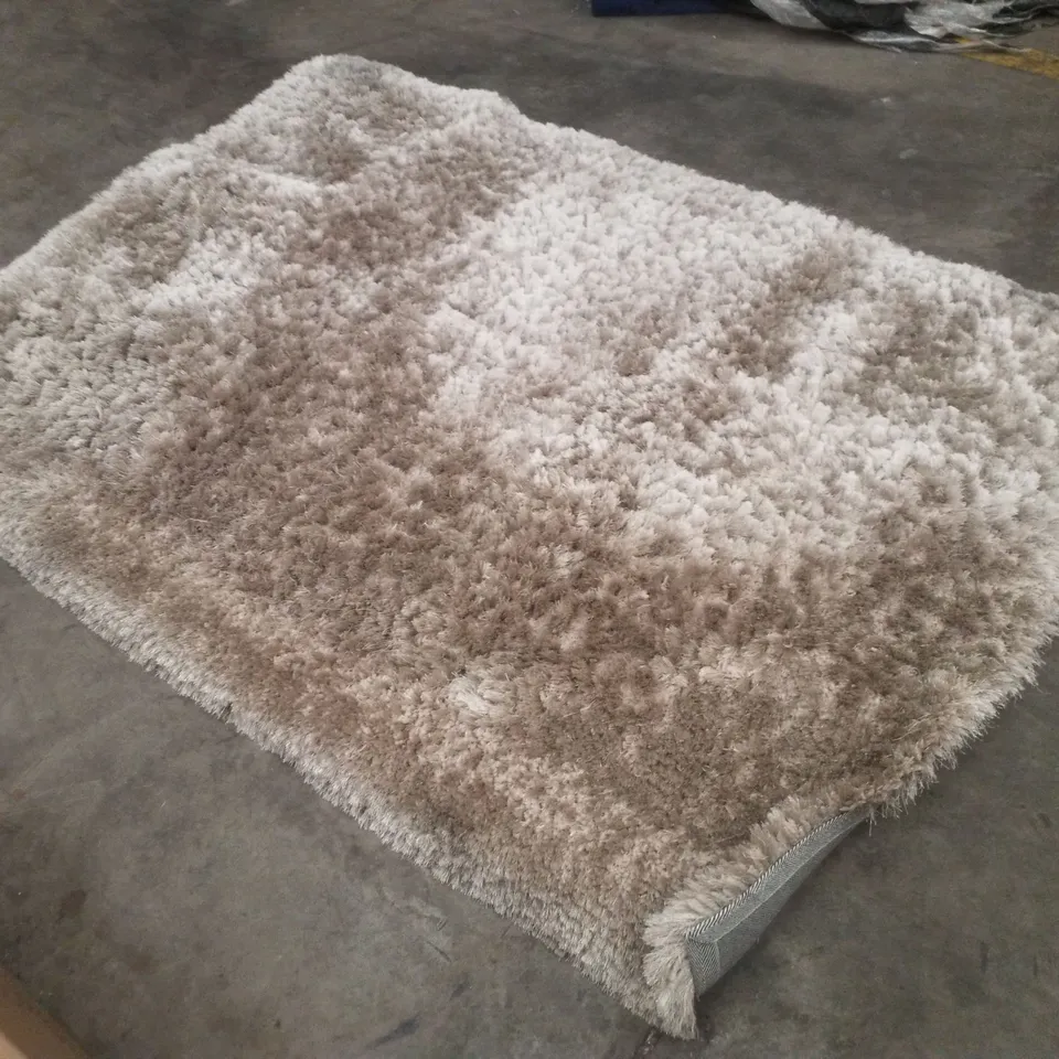 QUALITY DESIGNER AREA RUG APPROXIMATELY 140×200CM