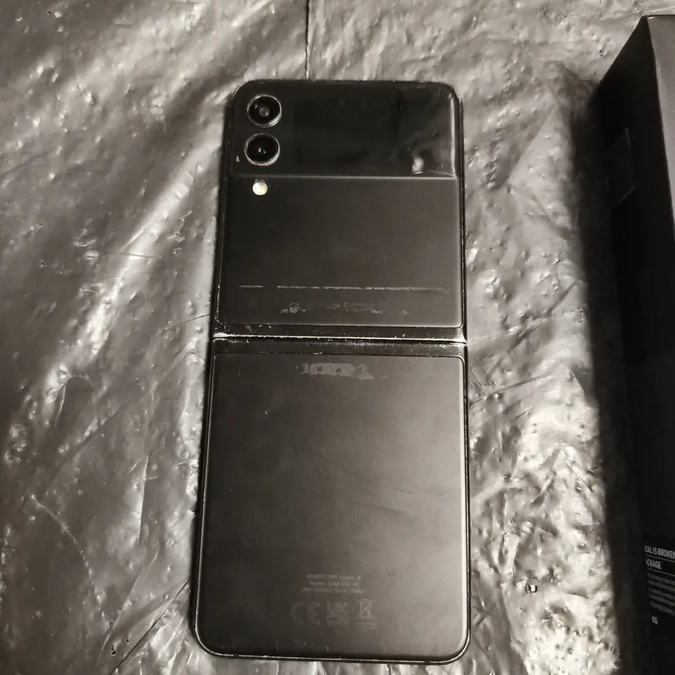 SAMSUNG GALAXY Z FLIP4 SMARTPHONE IN GRAPHITE