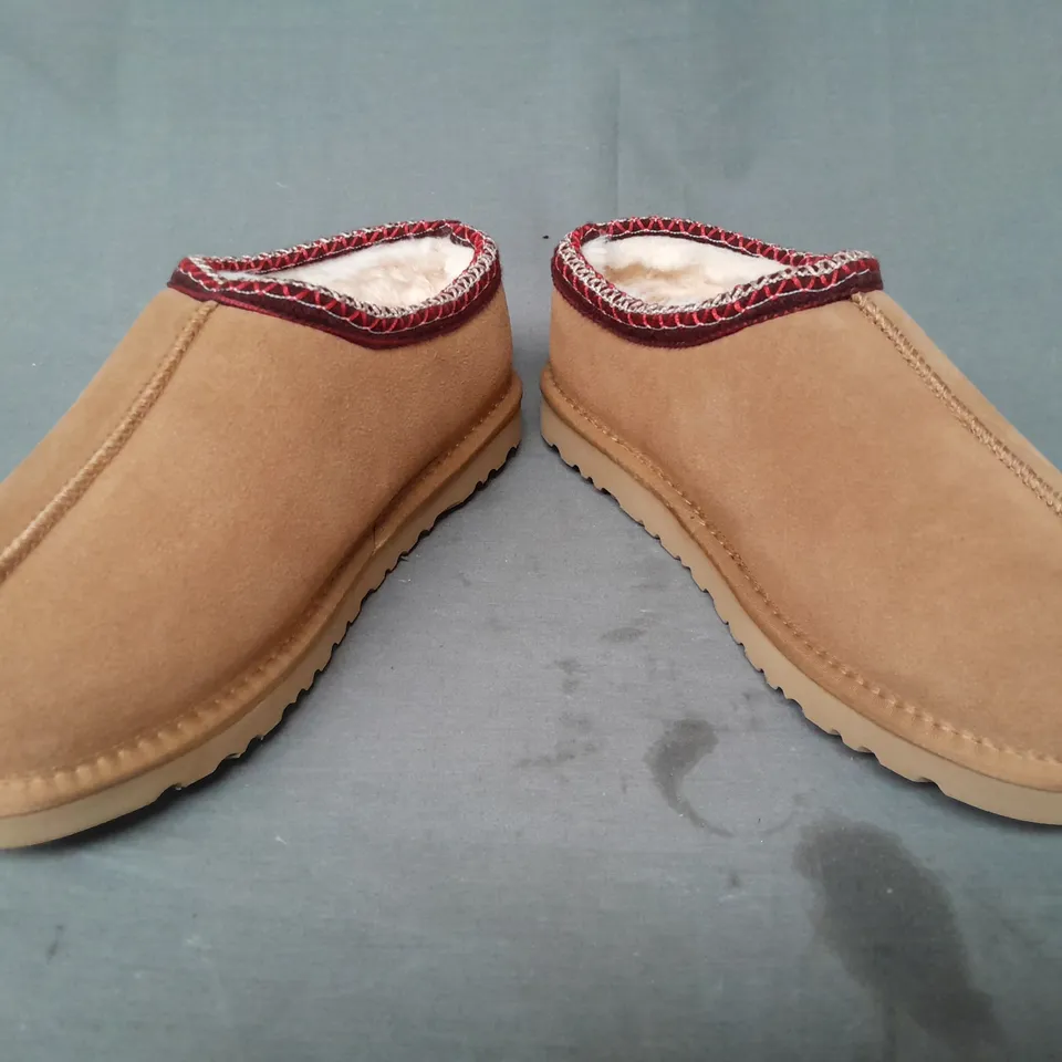 BOXED PAIR OF UGG SHOES IN CHESTNUT UK SIZE 6