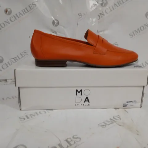 BOXED PAIR OF MODA IN PELLE ADELYN ORANGE LEATHER UNLINED FLAT LOAFER IN SIZE 39
