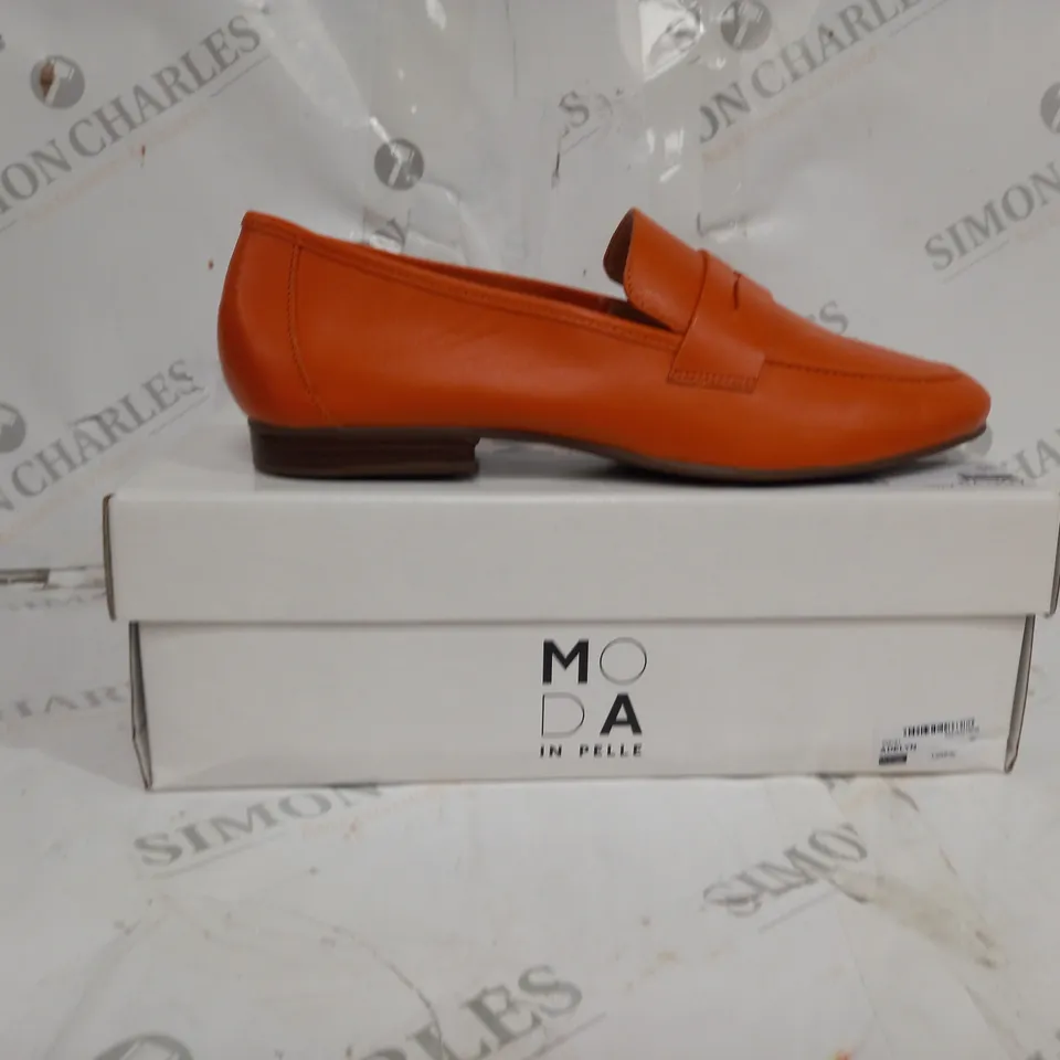 BOXED PAIR OF MODA IN PELLE ADELYN ORANGE LEATHER UNLINED FLAT LOAFER IN SIZE 39