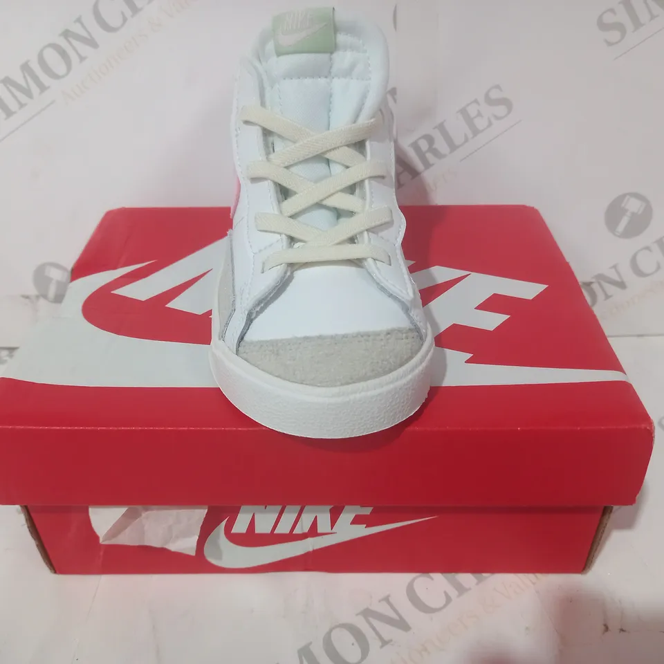 BOXED PAIR OF NIKE BLAZER MID '77 KIDS SHOES IN WHITE/PINK UK SIZE 9.5