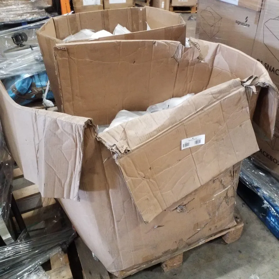 PALLET CONTAINING LARGE QUANTITY OF SHORT TABLE LEGS