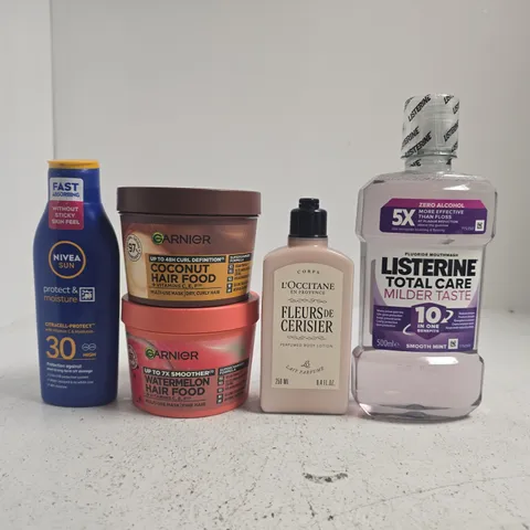 APPROXIMATELY 15 ASSORTED COSMETIC ITEMS INCLUDING VARIOUS MAKES AND BRANDS - COLLECTION ONLY