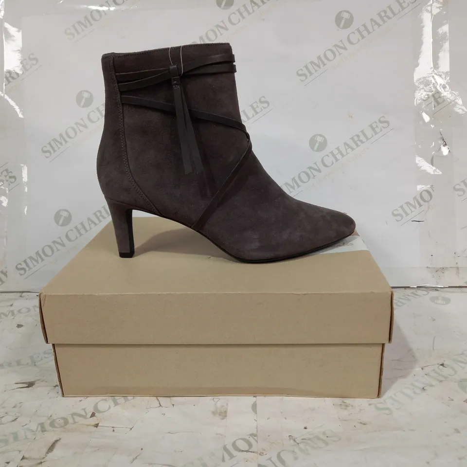 BOXED PAIR OF CLARKS CALLA ASTER SUEDE HEELED BOOTS IN DARK GREY UK SIZE 7