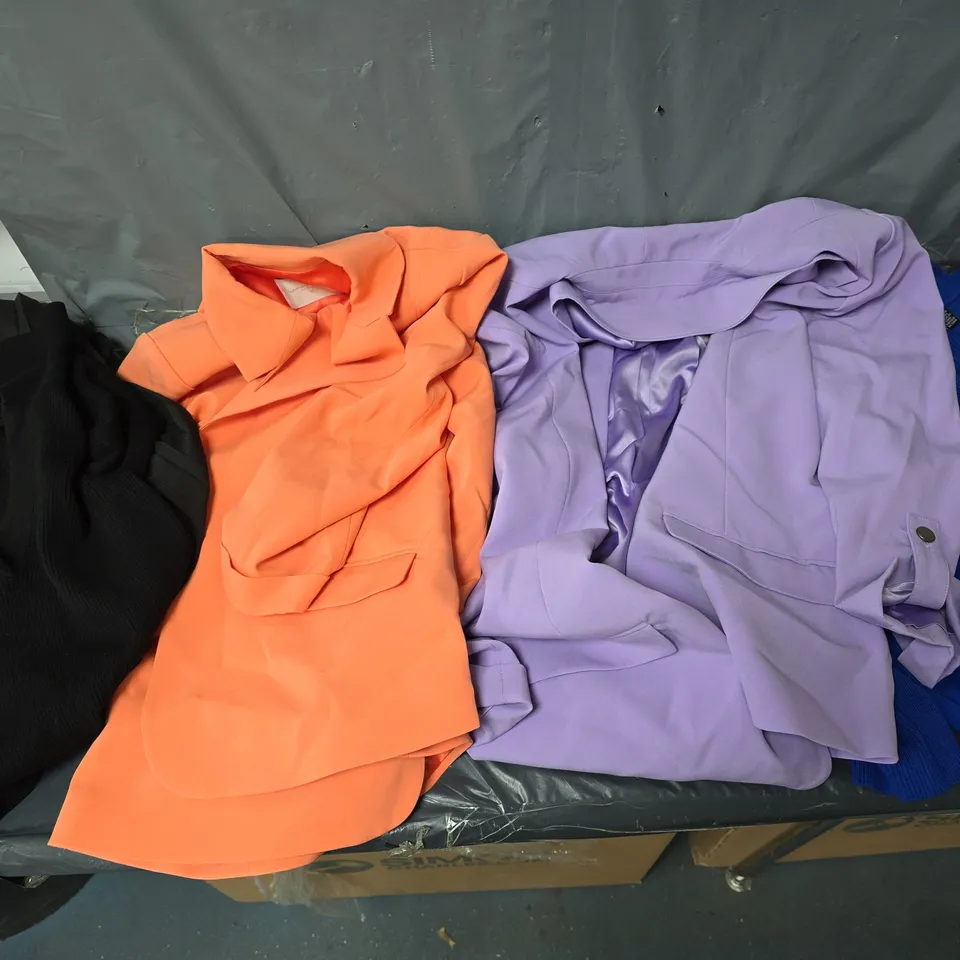 APPROXIMATELY 15 ASSORTED CLOTHING ITEMS IN VARIOUS COLOURS, STYLES AND SIZES