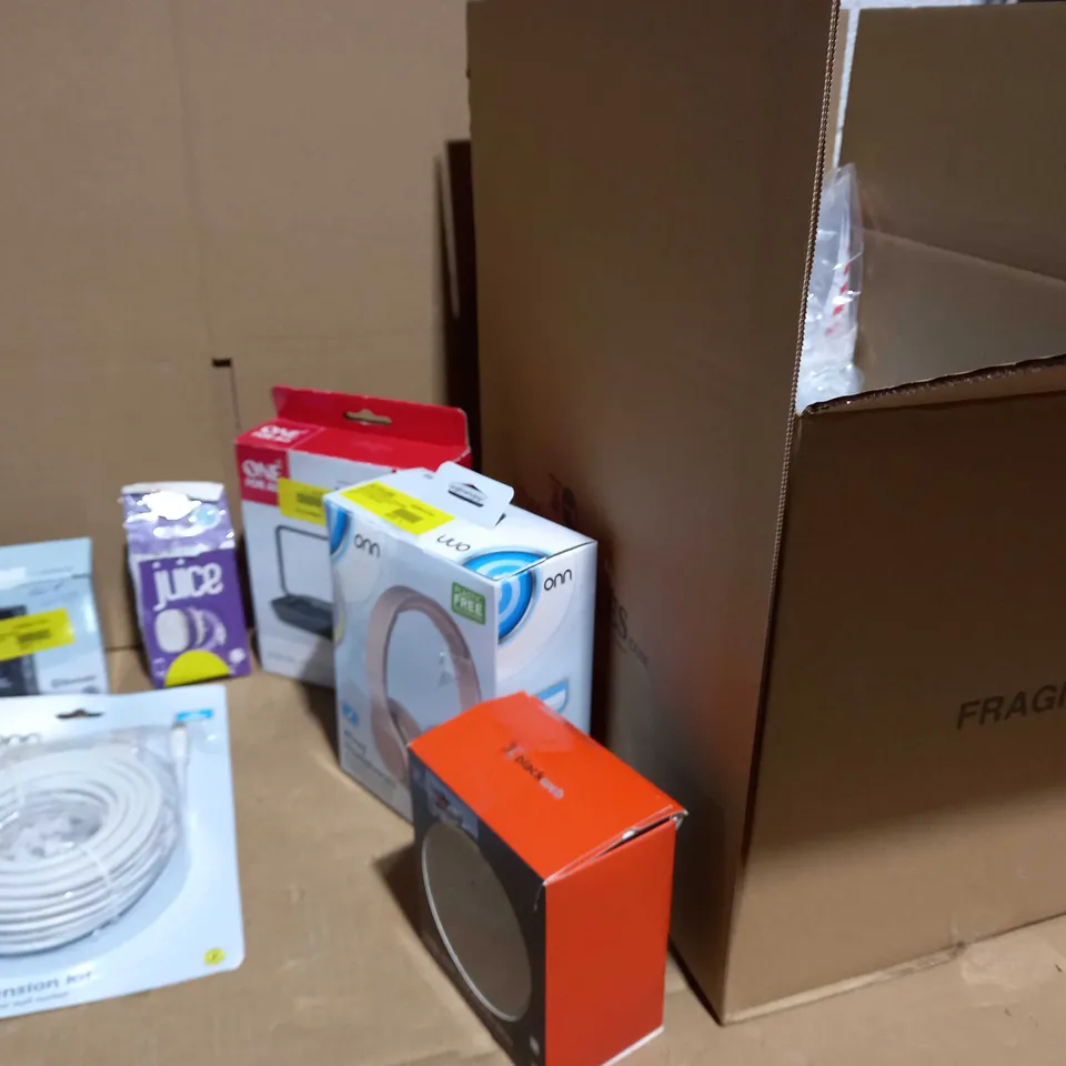 BOX OF APPROX 15 ASSORTED ELECTRICAL ITEMS TO INCLUDE: RADIO'S, EXTENSION KIT, CHARGING PAD