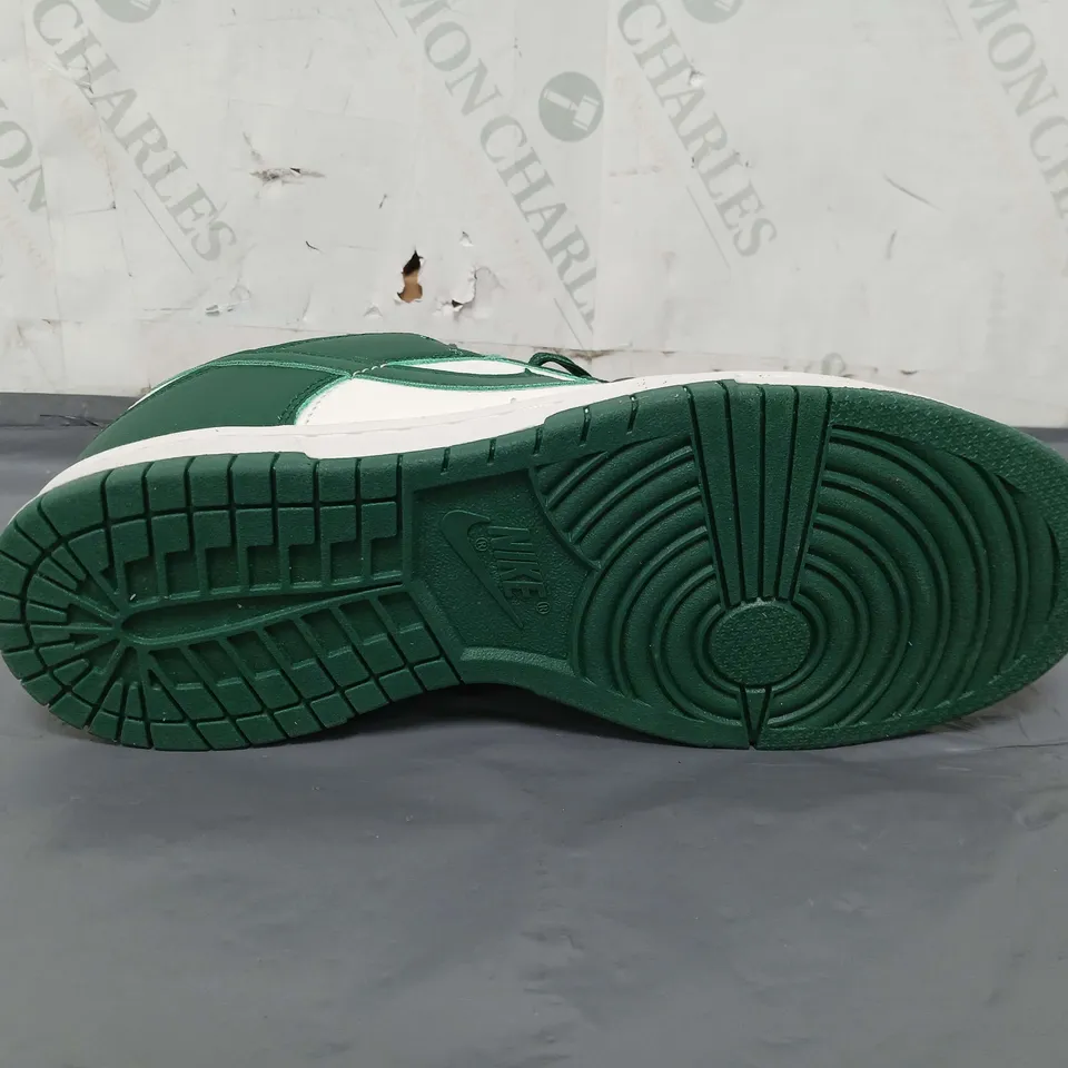 PAIR OF NIKE DUNKS IN GREEN SIZE 8