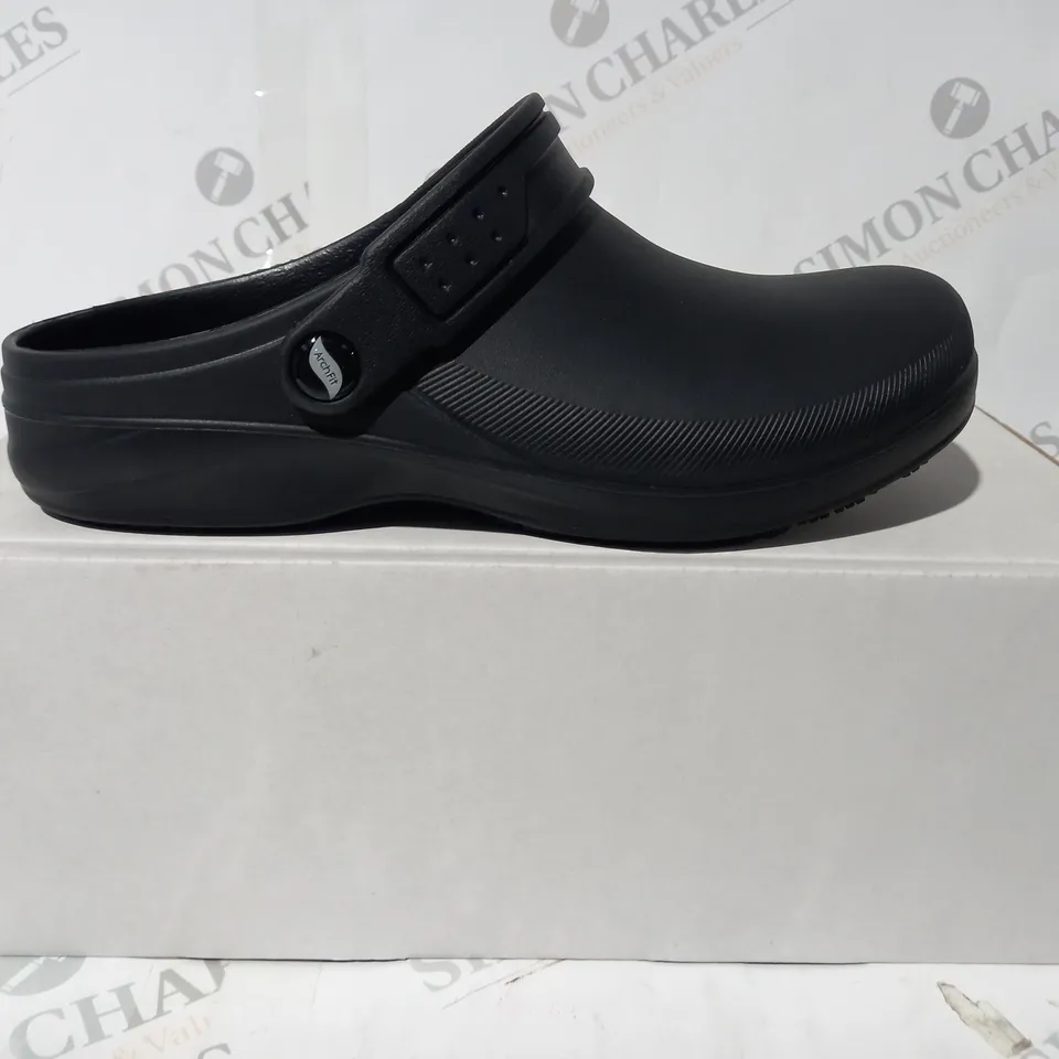 BOXED PAIR OF SKECHERS WORK SLIP RESISTANT CLOGS IN BLACK SIZE 8