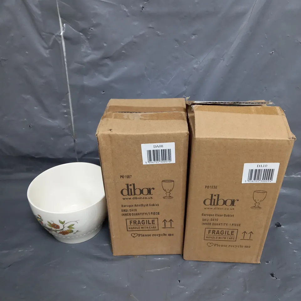 APPROXIMATELY 12 ASSORTED HOUSEHOLD ITEMS TO INCLUDE GLASSES , MUGS , ETC 