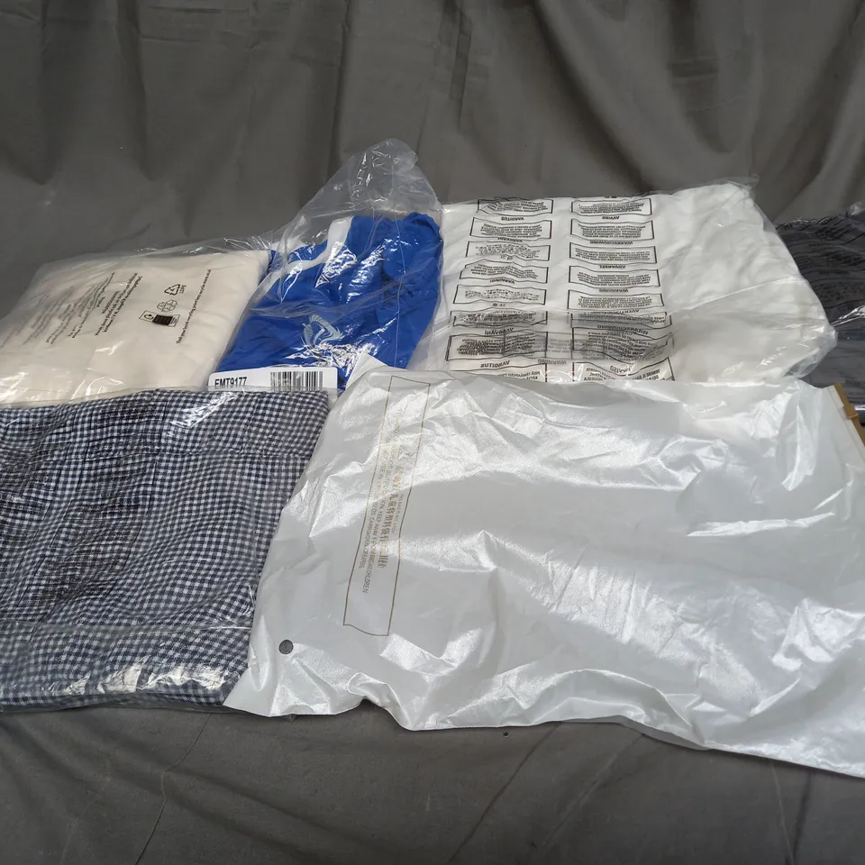 LARGE QAUNTIITY OF ASSORTED CLOTHING ITEMS TO INCLUDE SKIRTS, T-SHIRTS AND DRESSES