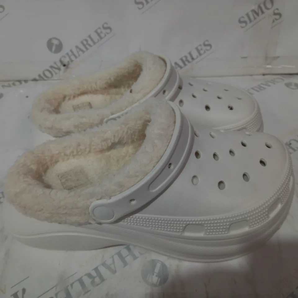 WHITE THICK CROCS STYLE SIZE 37/38