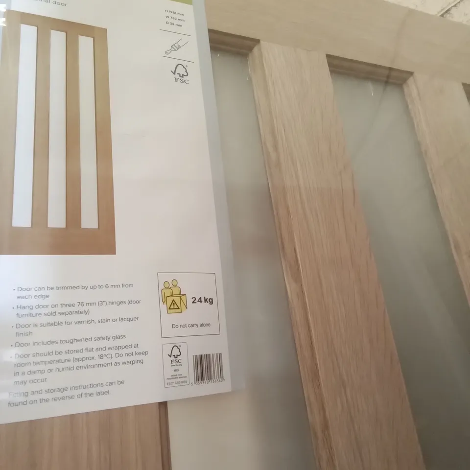 GEOM 762MM X 1981MM VERTICAL 3 PANNEL OAK VENEER GLAZED INTERNAL DOOR