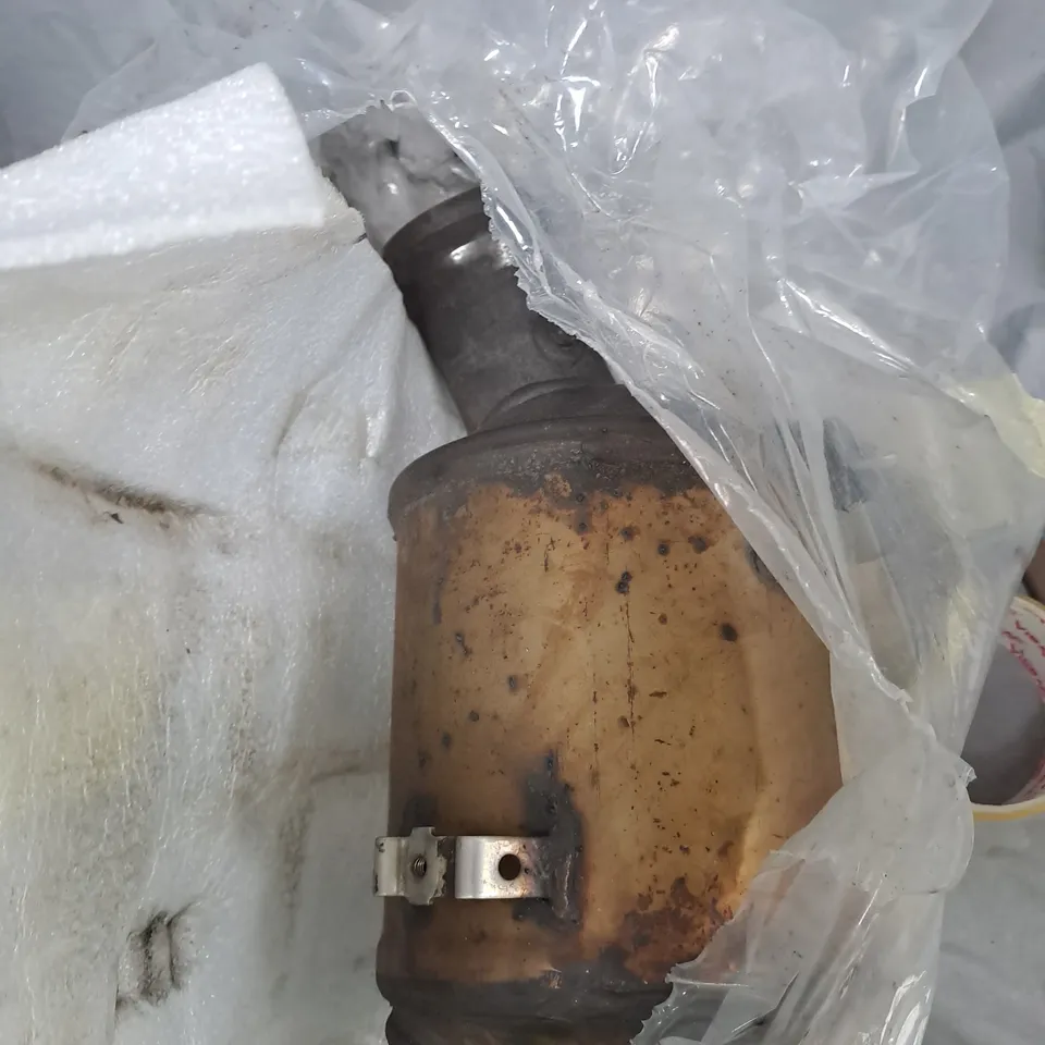 AUTOMOTIVE CATALYTIC CONVERTER EXHAUST COMPONENT – CYLINDRICAL, RUSTY WITH CLAMP