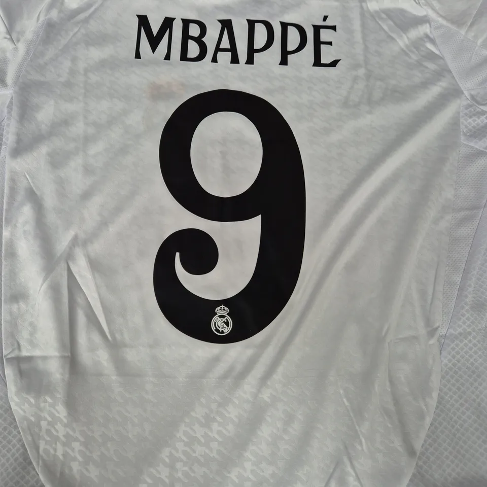 ADIDAS REAL MADRID FOOTBALL TOP IN WHITE SIZE MEDIUM - NUMBER 9 MBAPPÉ