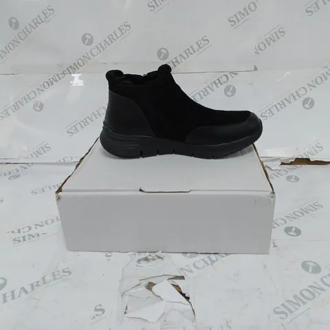 BOXED SKECHERS BLACK ARCHFIT ZIP DETAIL SHOES- UK 5.5