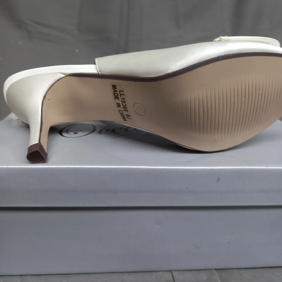 BOX OF 12 PAIR OF HIGH HEELED SHOES TO INCLUDE FUCHSIA & IVORY 