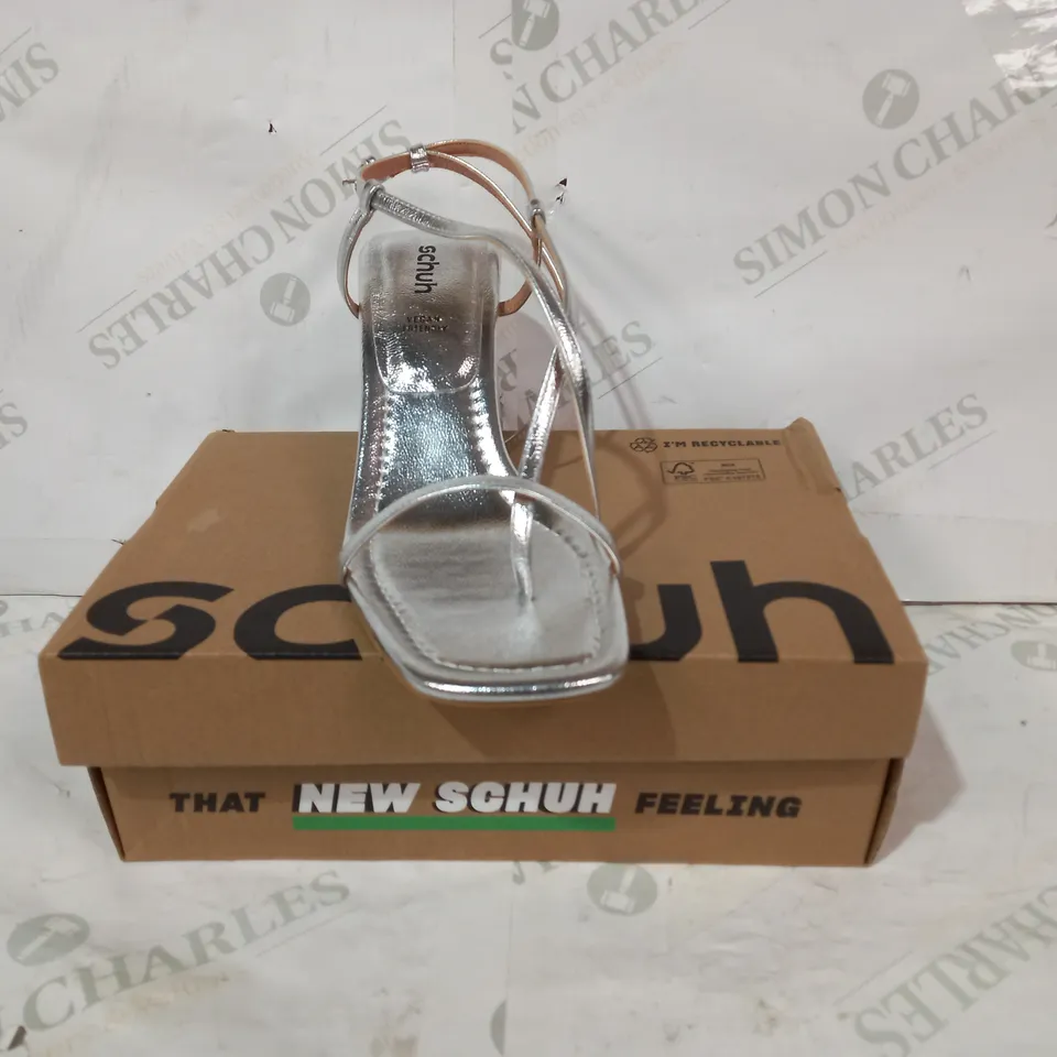 BOXED PAIR OF SCHUH HEELED SANDALS IN METALLIC SILVER COLOUR UK SIZE 7