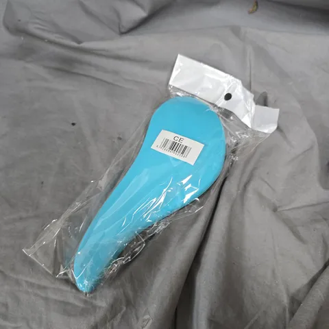 APPROXIMATELY 20 PLASTIC HAIR BRUSHES IN BLUE/BLACK 