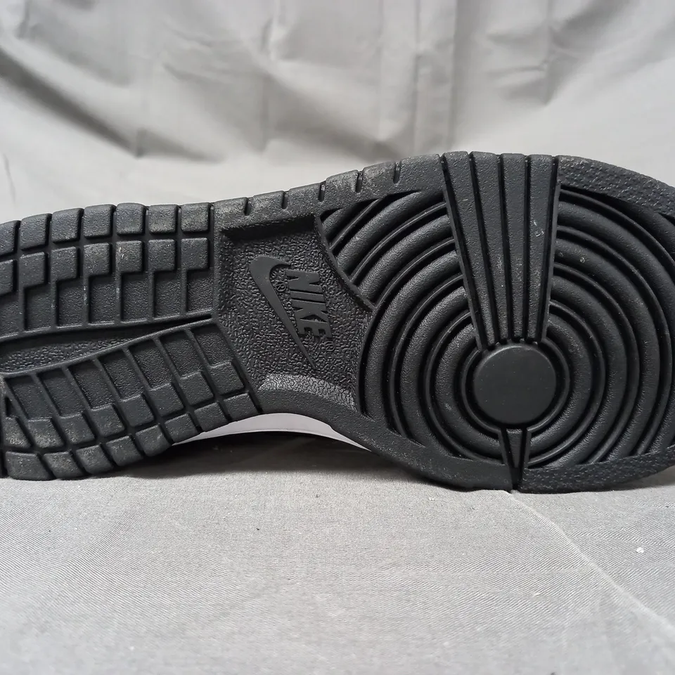 PAIR OF NIKE TRAINERS IN BURGUNDY/WHITE/BLACK UK SIZE 4.5