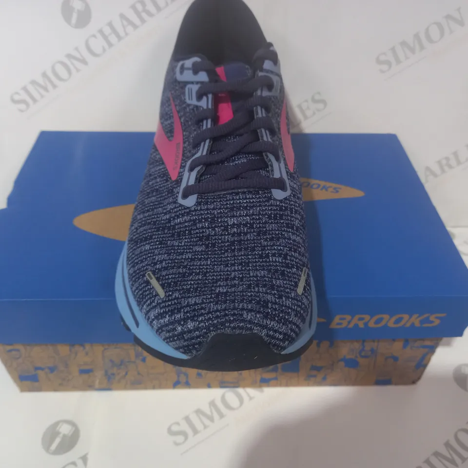 BOXED PAIR OF BROOKS GHOST 14 TRAINERS IN BLUE/FUCHSIA UK SIZE 7.5