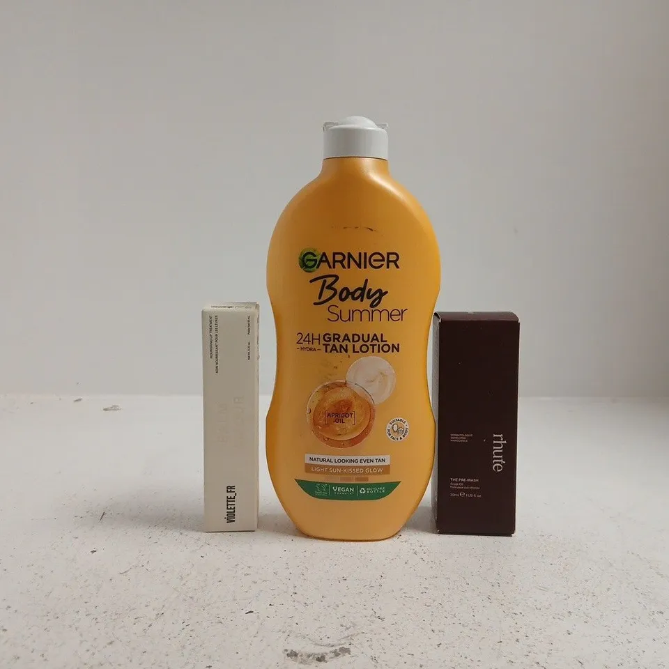 APPROXIMATELY 18 ASSORTED COSMETIC ITEMS INCLUDING VARIOUS MAKES AND BRANDS - COLLECTION ONLY