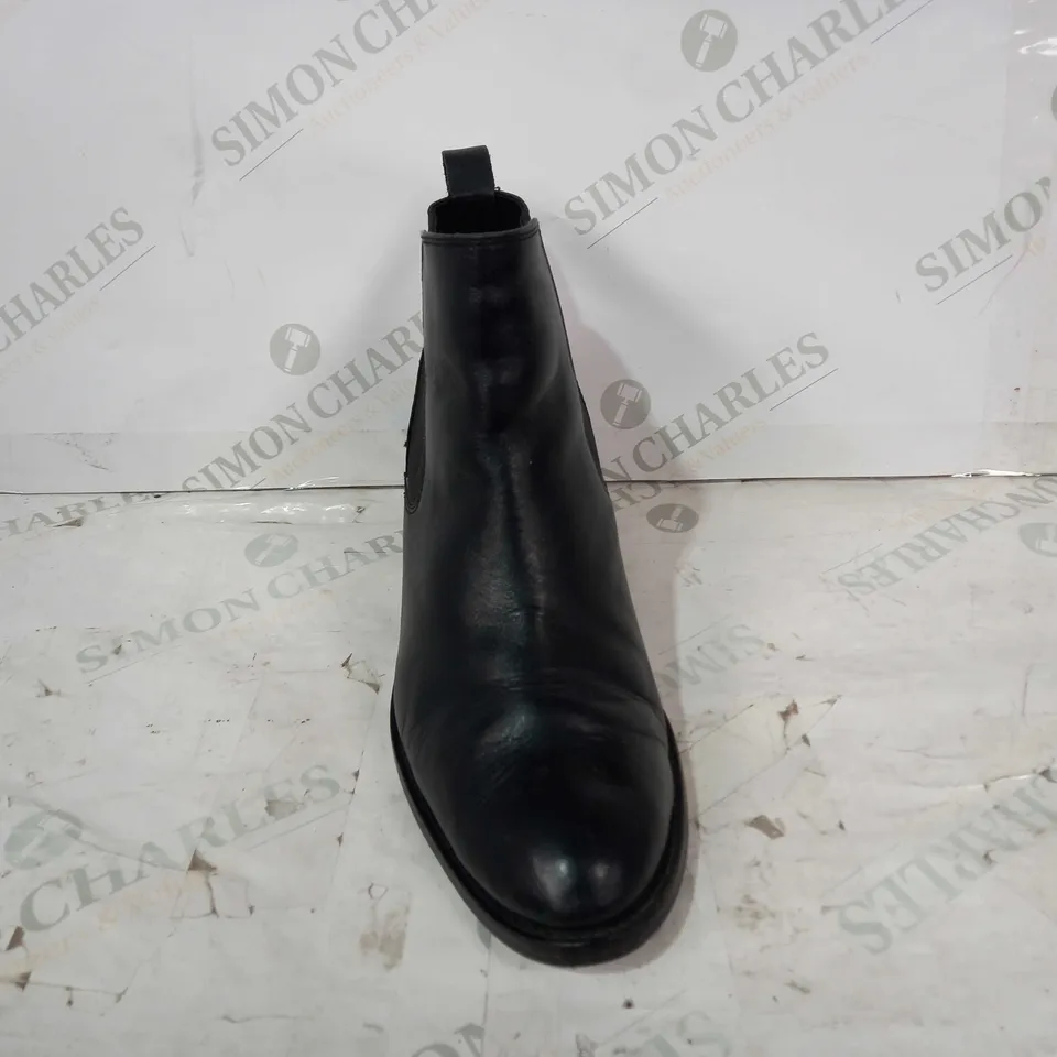 BOXED PAIR OF TOPSHOP LEATHER ANKLE BOOTS IN BLACK EU SIZE 42