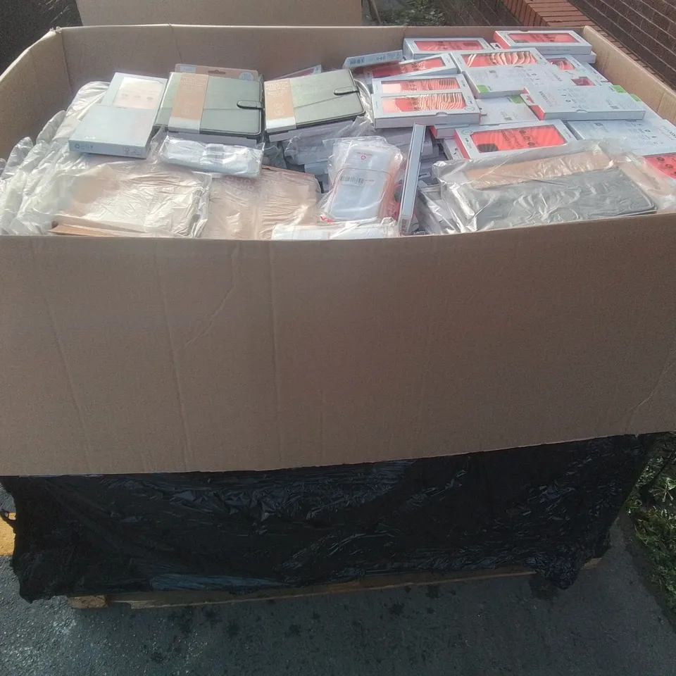 PALLET CONTAINING A LARGE QUANTITY OF ASSORTED BRAND NEW TRENDZ AND TECH21 TABLET AND PHONE CASES CASES